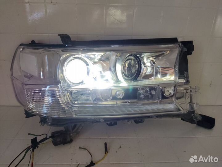 Фара LED передняя правая Toyota Land Cruiser 200