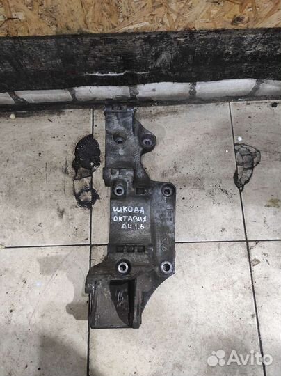 Кронштейн генератора Skoda Octavia A4 Tour 1.6