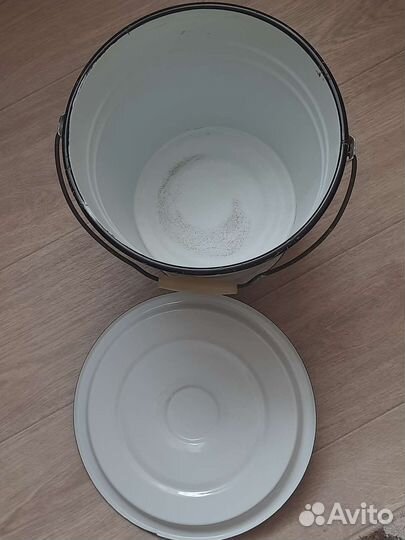 Эмалированное ведро с крышкой