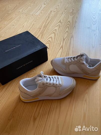 Кроссовки женские