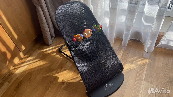 Кресло шезлонг babybjorn сетка с игрушкой