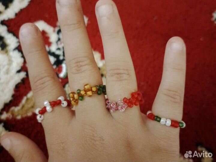 Коцы из бисера и фигурка