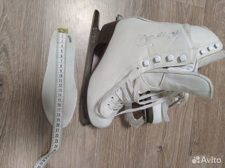 Коньки фигурные 32