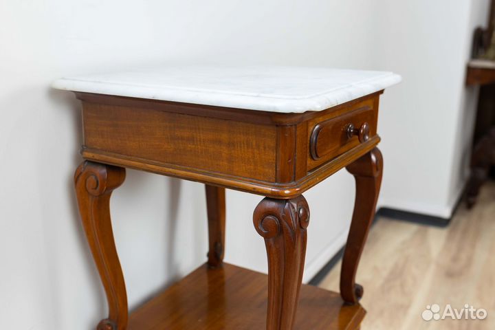 Старинная прикроватная тумбочка