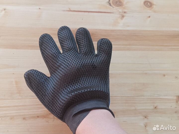 Перчатка для вычесывания шерсти