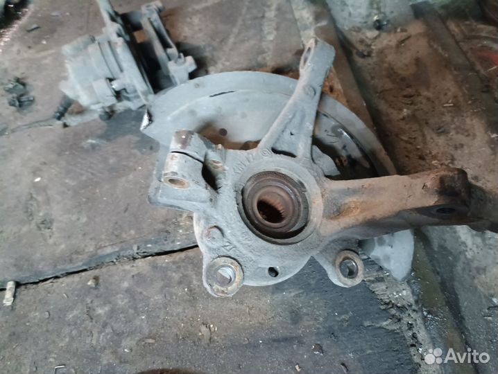 Левый поворотный кулак Renault Logan 2