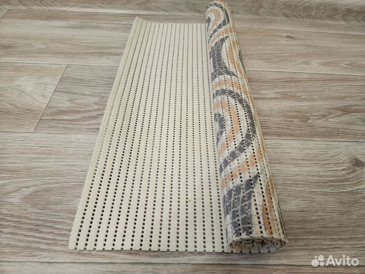 Антискользящий коврик в ванную