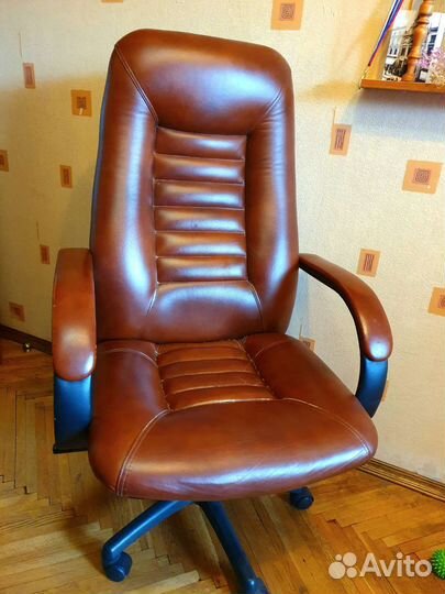 Офисное кожаное кресло