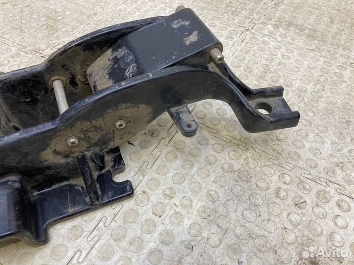 Кронштейн подножки передний правый Land Rover