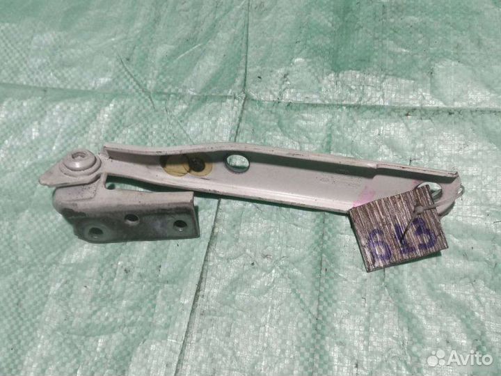 Петля капота левая Audi A6 C4 седан 2.0I 1995