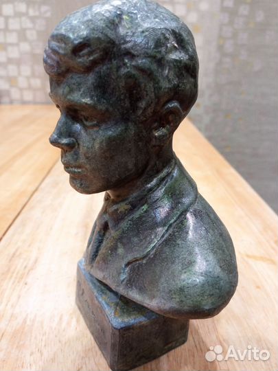 Бюст С. Есенин