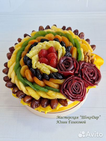 Букет из сухофруктов в коробке с розами из пастилы