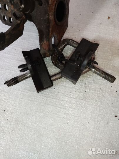 Крюк капота bmw 5 e60