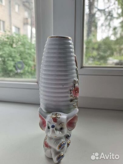 Ваза со слоном