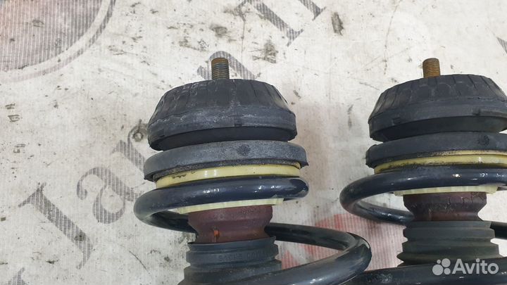 Амортизаторы передние в сборе на Mercedes W639