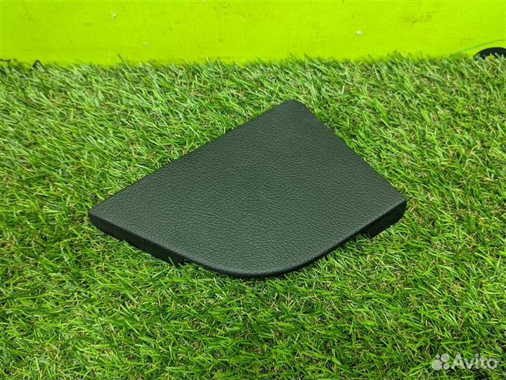 Заглушка левая Toyota Land Cruiser URJ202 1UR-FE