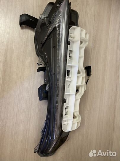 Фара поворотник правая и кронштейн на lexus NX200T