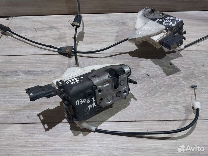 Замок двери передний правый Peugeot 308