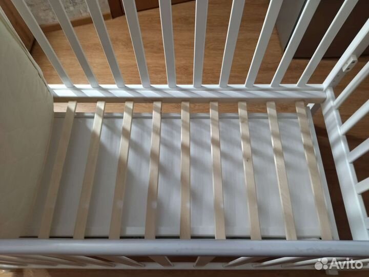 Детская кроватка с маятником