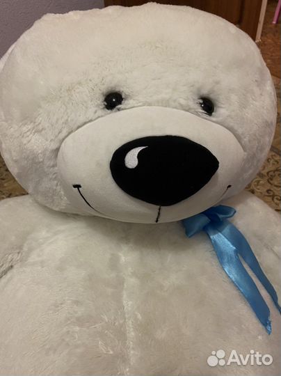 Большой плюшевый медведь