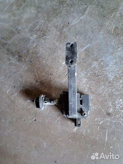 Замок лючка бензобака на Mercedes W211