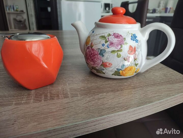 Заварочный чайник и сахарница
