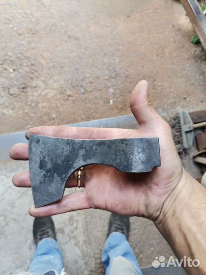 Топор цельнокованый, прошивной. Металл - рельса