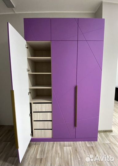 Шкаф выставочный образец фиолетовый