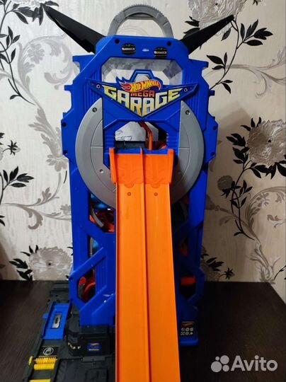 Трек Хот Вилс. Парковка -гараж с горкой