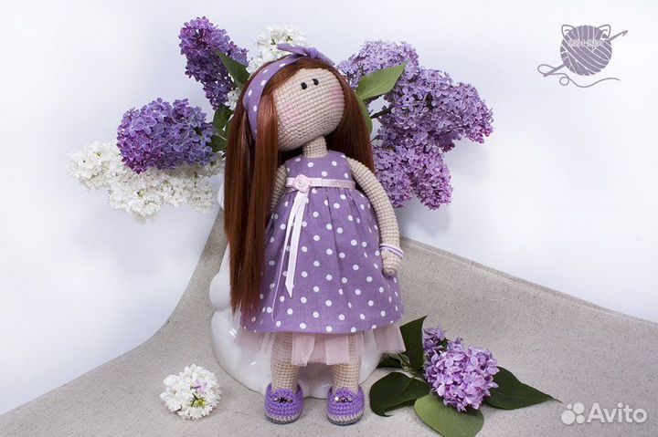 Вязанная куколка с одеждой