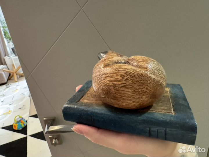 Статуэтка кошка на книжке из дерева