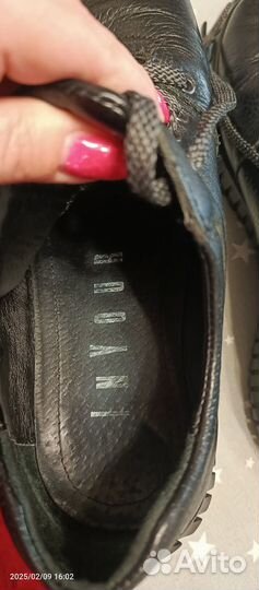 Кожаные кроссовки