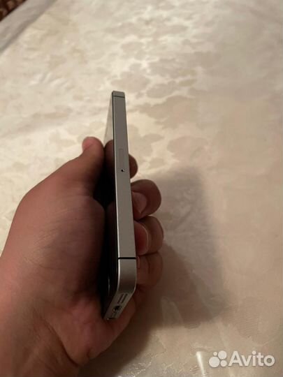 Телефон iPhone SE 2016