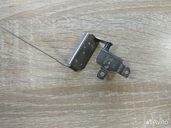 Петля левая Toshiba C670