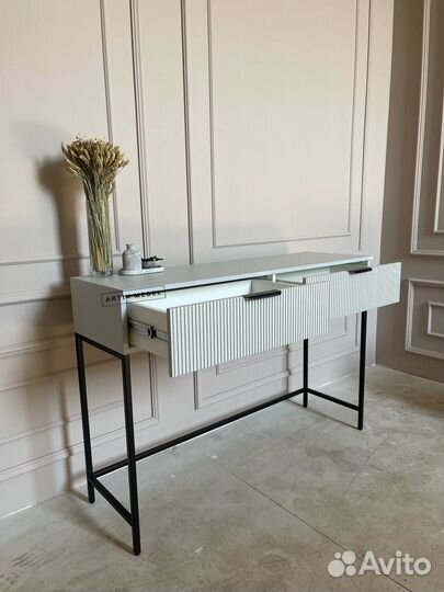 Консоль в спальню Lotus