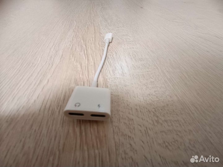 Переходник Lightning на iPhone (наушник-зарядка)