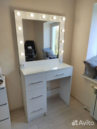 Гримёрный (туалетный) столик с зеркалом