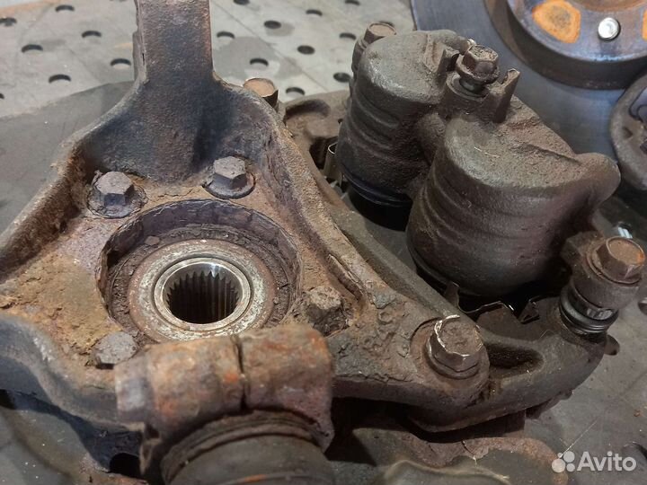 Передние диски и суппорта Субару Форестер 2008