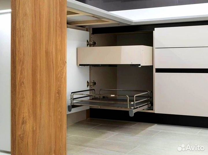 Кухня с каменным островом