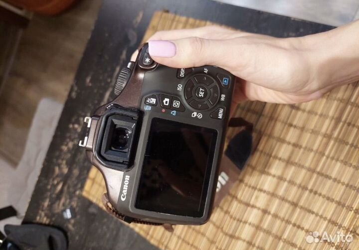 Зеркальный фотоаппарат Canon 1100d коричневый