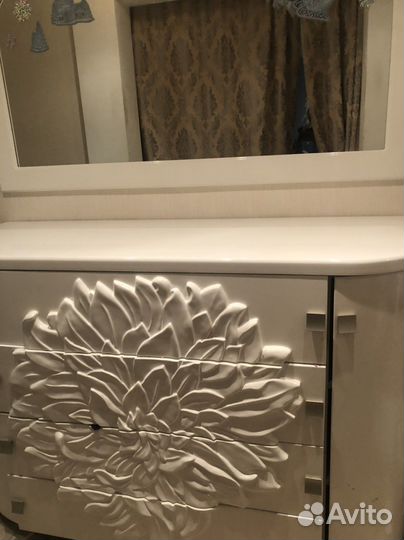 Комод белый с зеркалом