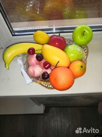 Искусственные фрукты, корзинка