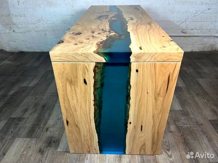 Стол из смолы