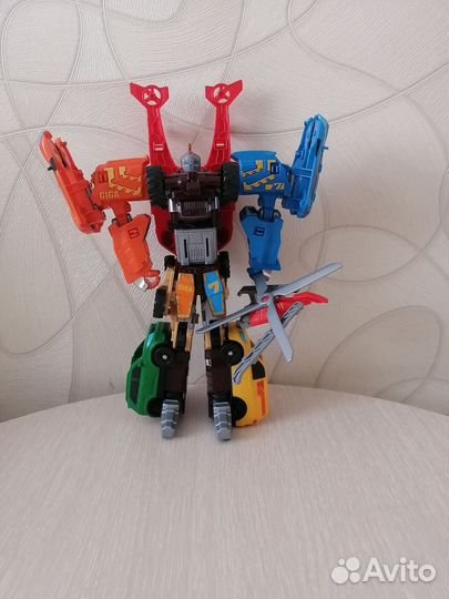 Робот трансформер из 7 машин гига 7