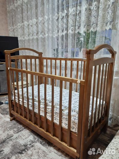 Детская кроватка с маятником