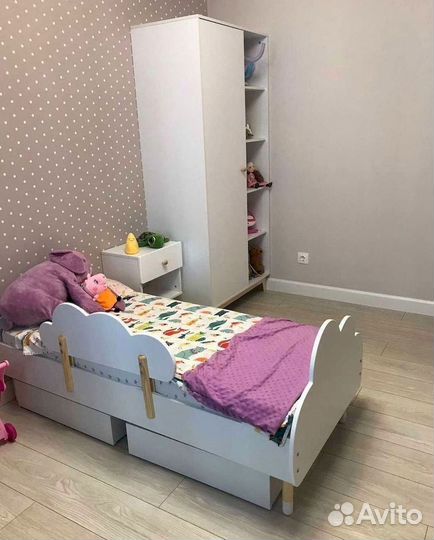 Детская кровать с мягкой спинкой