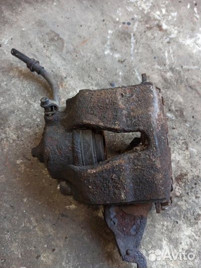 Тормозной суппорт передний левый Opel Astra G