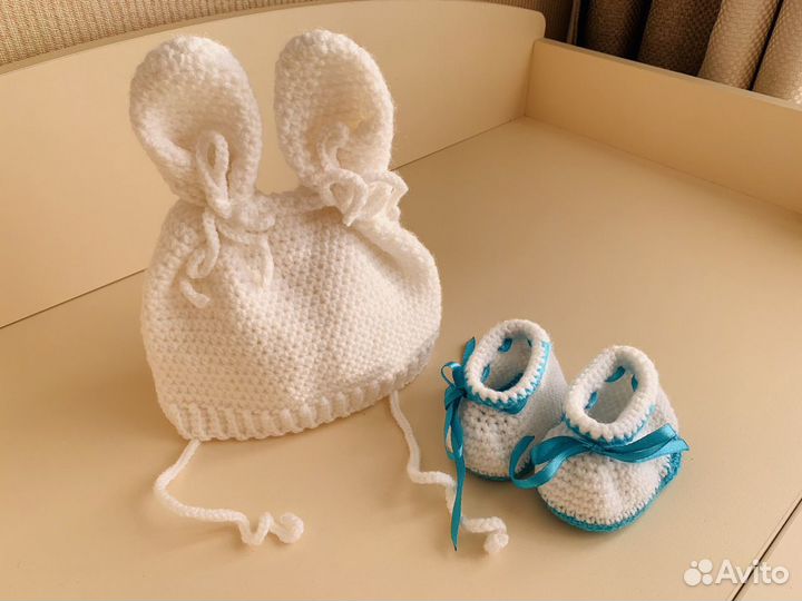 Для фотосессии малыша: пинетки, шапочка, игрушка