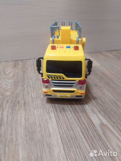 Автомобиль с подъёмником инерционный