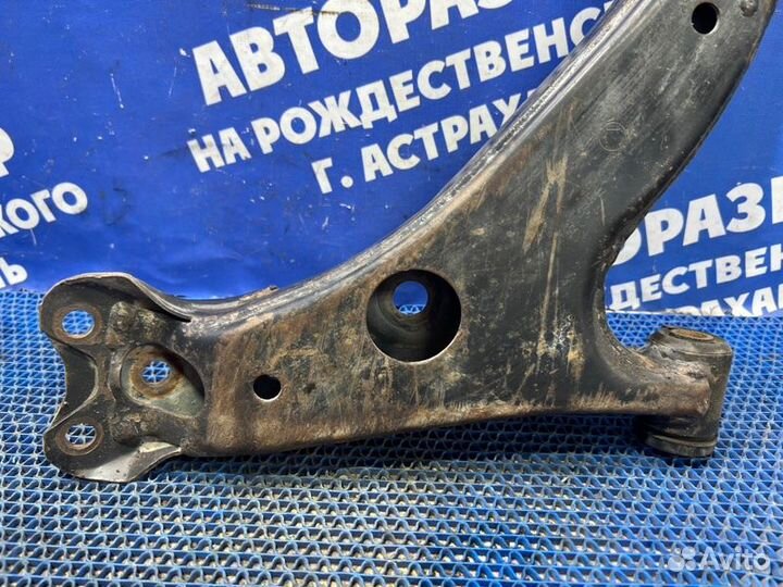 Передний левый рычаг Toyota Sprinter седан 1994